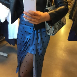 Prickig kjol med slits  - Blå prickig kjol i silkes material med knyte i midjan och slits💙 köparen står för frakt 