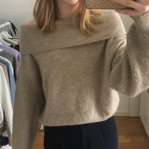 Stickad tröja - Superfin stickad off shoulder tröja, supermjuk, varm och skön. Köpt på chiquelle eller Nakd. Superfin detalj på ärmarna. Skulle säga storlek S/M ☺️ 80 kr eller högst bud. Köpare står för frakt. 