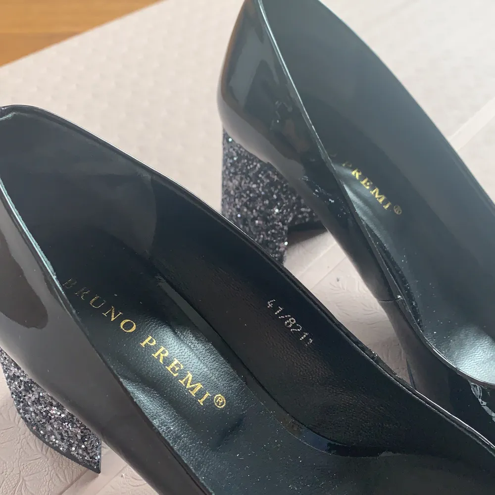 Beautiful pumps size 41, patent leather, shiny black, glittery heel (cm 7). Pristine condition, worn only once!! . Skor.
