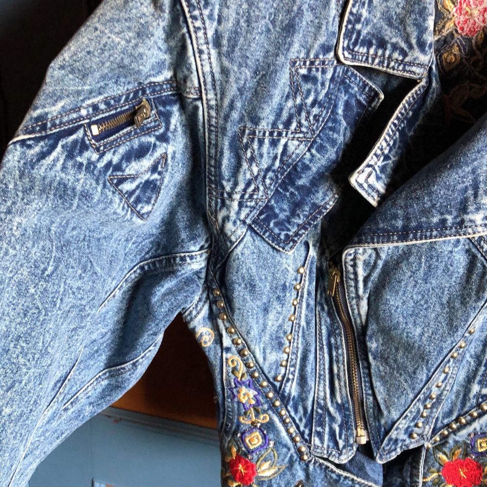 Unik jeans jacka som aldrig är använd. Den är kort i modellen , har tunna axelvaddar   Lite osäker på storlek då jag ej hittar märkning   Köpare betalar frakt . Jackor.