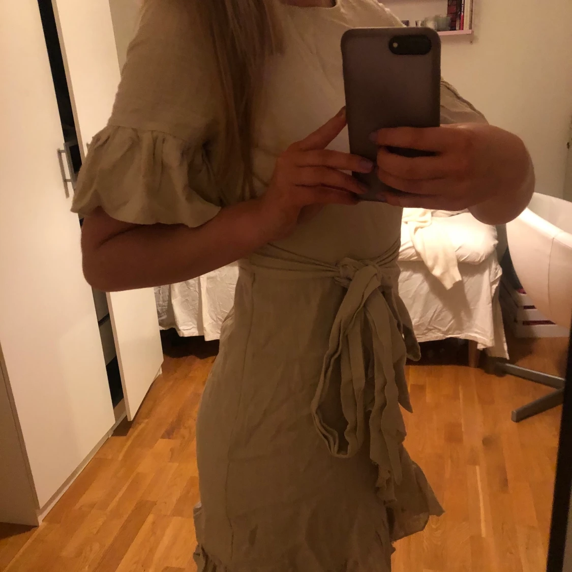 Beige klänning med volang - 91