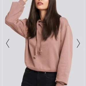 Rosa hoodie NAKD - En hoodie i en lite mörkare rosa från NAKD i stl XS. Använd endast ett fåtal gånger och är i mycket fint skick! Kontakta mig för fler bilder eller frågor!🌸