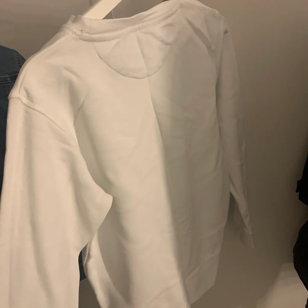 Jättefin Gant sweatshirt. Jag säljer denna pågrund av att den inte har kommit till användning. Den har bara legat i min garderob. Så den är i ett väldigt bra skick. . Tröjor & Koftor.