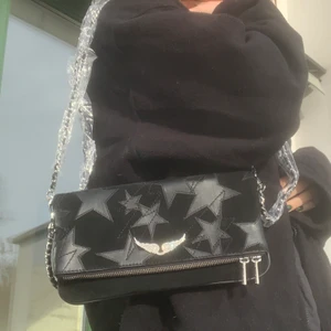 Zadig & Voltaire Rock shoulder väska - Helt ny och oanvänd Zadig & Voltaire väska i modellen rock. Den har mönster av stjärnor och har fortfarande plast runt strapet. Köpt från deras egna hemsida för 360€. Det är budgivning i kommentarerna🥰