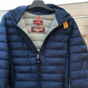 Täckjacka  - Jag säljer min Parajumper täckjacka då den har blivit för liten. Den är använd varsam och har Inge direkten eller skador alltså den är inte alls sliten. Fullpris 4000kr jag säljer den för 1600kr.