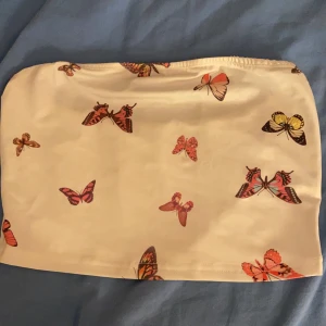 Topp - Väldigt fin, den sitter åt över brösten så den är inte lös