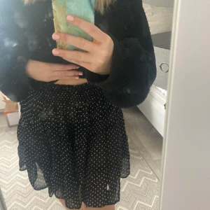 Prickig kjol - Säljer denna helt oanvända kjol, känner inte alls igen märker men jätte fin! Vill så gärna ha användning för den men aldrig blivit så! Lite smått genomskinlig men inte så att den inte går att använda barbent! Väldigt stretchig så kan absolut passa allt ifrån xs-L. Hör av er vid frågor🤍🤍