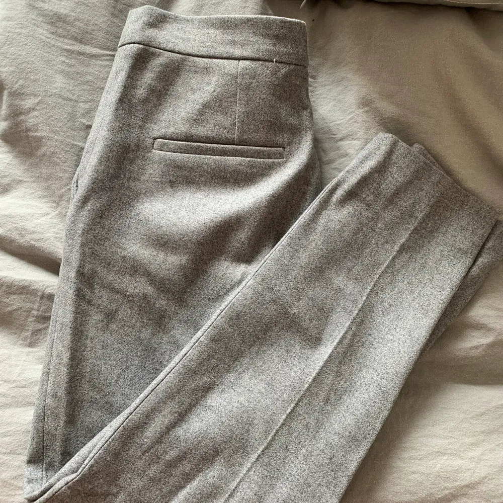 COS, kostymbyxor, gråa i storlek 36. Använda ca 2 gånger . . Jeans & Byxor.