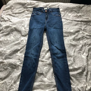 Jeans från gina -  Helt nya blåa Molly jeans från Gina i storlek medium. Aldrig använda, bara provade 