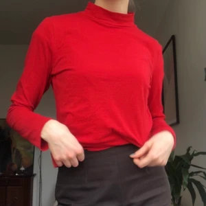 Röd långärmad tröja  - Röd långärmad tröja från Monki i jättefint skick. jätteskön!