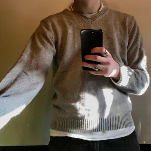 Grå sweater - superfin grå stickad tröja! bra skick! Frakt tillkommer på 63kr frakt: 63kr (postnord spårvart)  Dessa är enda bilderna som jag har på plagget! :)