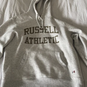 Hoodie - Russel athletics hoodie ifrån Bikbok. I storlek S men det är en oversized modell. Säljer då den inte kommer till användning. Superfin!! Startpris 200, buda i kommentarerna