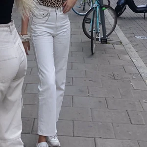 Weekday jeans - Nästan helt oanvända vita jeans från weekday. Super fina och bra skick💘Pris kan diskuteras/om flera är intresserade blir det budgivning.