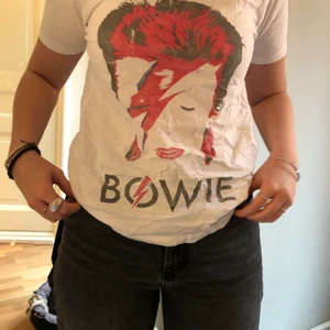 David bowie t-shirt - David bowie t-shirt från elevenparis som jag aldrig använt då den är för liten i barnstorlek 14 år men motsvarar s