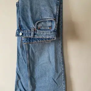 Ljust blåa, vida jeans från weekday. Använda 3-4 gånger så i väldigt bra skick, i storlek W27 L30. Så fina, men tyvärr inte så använda i min garderob💕