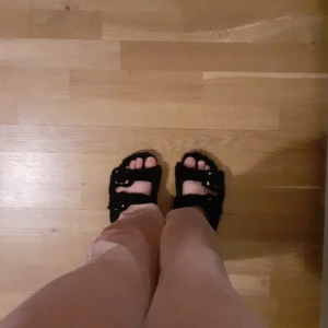 Rosa mysbyxor  - Ett par rosa mysbyxor som är storlek xxs de är väldigt stretchiga och de har ett rött märke på ena knät men det märks knappast.🙂 det hade varit bra om de kom till användning har använt dem ett fåtal gånger men använder dem aldrig mer🤎 skriv till mig om du är intresserad👍