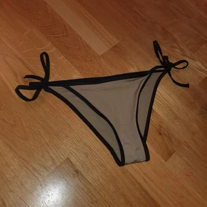 Bikini underdel - Aldrig använd. Storlek s men går att justera storlek själv med hjälp av snören. 