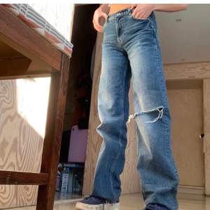 Ett par snygga mid waist jeans! Köpta på plick men kunde tyvär inte ha❤️ köparen står för frakt ❌högsta bud: 280 + frakt❌ budgivningen slutar 17 mars kl 20:00