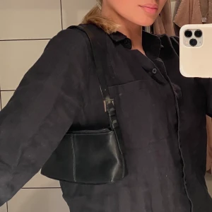 Liten väska - Superfin liten svart axelväska. Frakt tillkommer (40kr)