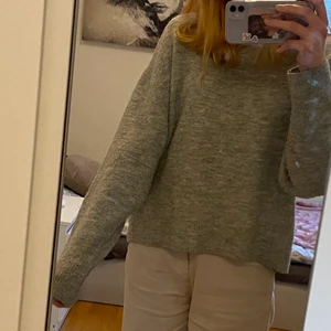 Grå stickad tröja - Grå stickad tröja från HM. Storlek XS men väldigt oversized så den passar nog till S och M också. Väldigt stor och mysig.