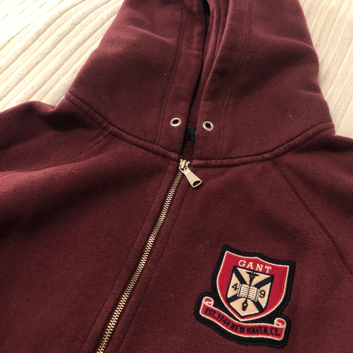 En vinröd Gant huvtröja - 90