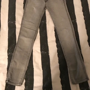 Lee byxor - Ett par snygga jeans jätte fina och sitter jätte bra men är dock använda, kostar 150kr+frakt