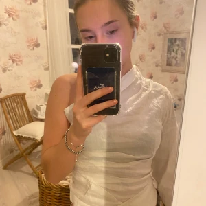 Off shoulder topp - Säljer en off shoulder topp från zara, perfekt att bära vid festligare tillfällen💕använt en gång!