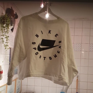 NIKE SPORTS TRÖJA  - En vit åkt nike sports tröja i mycket bra skick och från xxs_ l beror på hur man vill ha på sig och sitter som över size.Den är jätte mysig och ser ut fint. Finns fler bilder Bud I kommenterna 