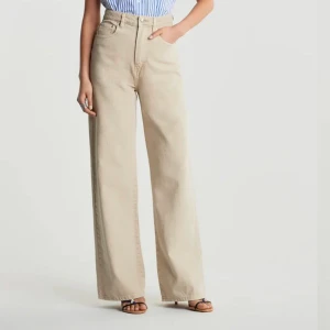 Jeans  - Säljer dessa superfina beiga jeans från Gina Tricot! Storlek 38, köpta för 499kr säljer för endast 200 och nästan helt oanvända!