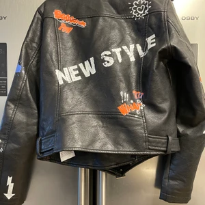 Snygg skinnjacka - Snygg skinnjacka från new yorker. Köpte den för två år sen men har bara legat ner packad, använd 3 gånger Max. Storlek L men passar M väldigt bra.