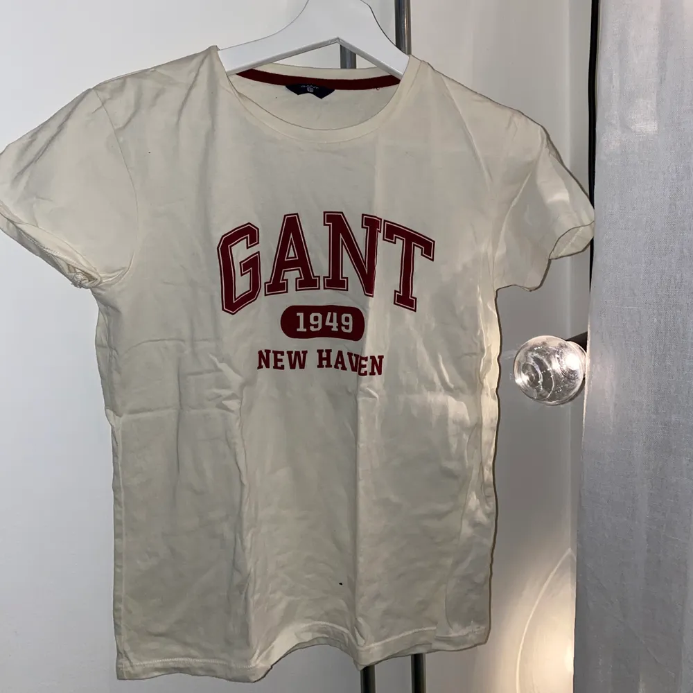 Supergullig och snygg Gant t-shirt. Sparsamt använd och kommer inte till användning längre. Den är i storlek XS. . T-shirts.