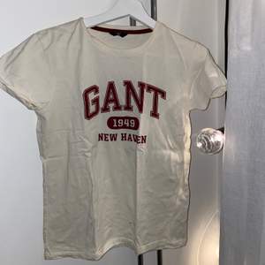 Supergullig och snygg Gant t-shirt. Sparsamt använd och kommer inte till användning längre. Den är i storlek XS. 