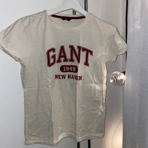 Gant t-shirt - Supergullig och snygg Gant t-shirt. Sparsamt använd och kommer inte till användning längre. Den är i storlek XS. 