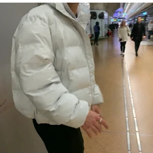 Weekday puffer jacket - Säljer min snygga jacka från weekday nypris 1200kr knappt använd. Strl xl men sitter snyggt oversized på en medium typ. 