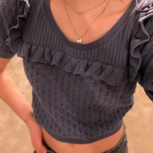 Tröja trån &other stories - Så söt topp från & other stories❤️ storlek 25. buda!!🙌🏼 bud höjs med minst 15kr. Högsta bud just nu: 325kr