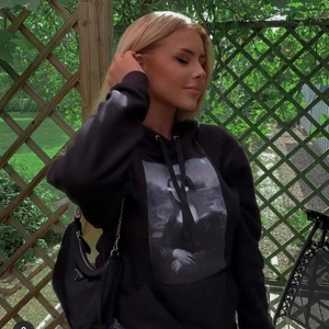 Cool Elephant hoodie- blinded art - Säljer min fina hoodie från the cool elephant! Den är använd fåtal gånger alltså i nyskick💕 skriv för fler bilder🥰