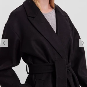 Vero Moda kappa - Säljer min jätte fina kappa från Vero Moda som är i fint skick. Slutsåld på hemsidan i alla storlekar förutom XL. Kostar just nu 550 men köptes för 800. Vill gärna ha 500 för den! Men priset går absolut att diskutera. Budgivning vid många intresserade! 