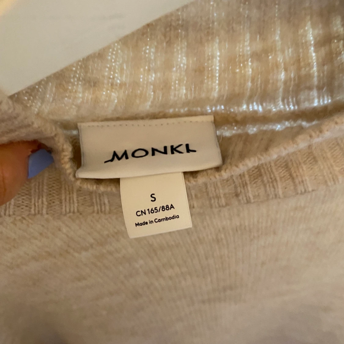 Beige stickad polo från monki  - 91