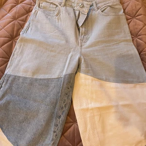 Blockfärgad jeans - En väldig fin jeans (!) - har använt fåtal gånger dock kommer den inte till användning. Väldigt bra stick. Fraktkostnad tillkommer 🦋 
