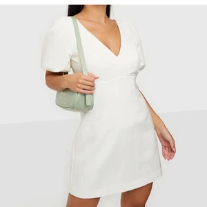 Studentklänning nelly - Säljer denna superfina studentklänning då jag valde en annan till slut, därför helt oanvänd förutom vid en fotografering. Storlek 36. Köpt på nelly för 1299kr. Skickar fler bilder om så önskas💜 Priset kan diskuteras vid smidig affär!