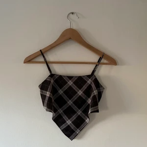 Croppat linne - Rutigt linne som är helt oanvänt. Resår i ryggen så passar nog storlek 32-34. Köparen står för frakt🪴 Banden går att justera💕