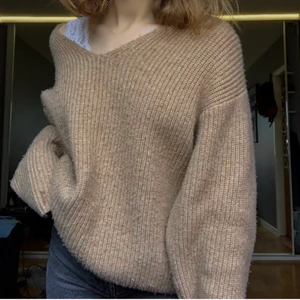 v-ringad stickad tröja - !första bilden är lånad! tidigare köpt på plick för inte så länge sedan, v-ringad beige tröja som är i bra skick! om frågor är det bara att kontakta!