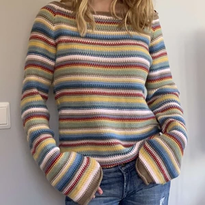 Randig tröja med utsvängda armar - En fin stickad tröja som är i bra skick 😊 Den är i storlek M men passar även på S. 💜