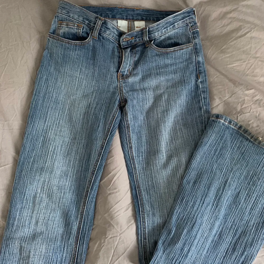 Lågmidjade jeans från Brandy Melville i storlek S. Mått enligt hemsidan 76W/84L men väldigt stretchiga så passar nog större! Går ner till golvet på mig som är 171. Köparen står för frakt på 66 kr😋. Jeans & Byxor.