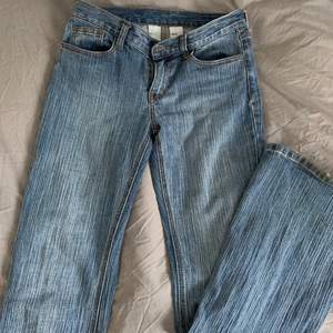 Lågmidjade jeans från Brandy Melville i storlek S. Mått enligt hemsidan 76W/84L men väldigt stretchiga så passar nog större! Går ner till golvet på mig som är 171. Köparen står för frakt på 66 kr😋