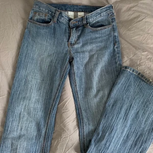 Brandy Melville jeans - Lågmidjade jeans från Brandy Melville i storlek S. Mått enligt hemsidan 76W/84L men väldigt stretchiga så passar nog större! Går ner till golvet på mig som är 171. Köparen står för frakt på 66 kr😋