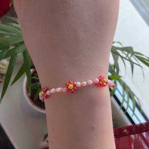 Ett fint, röd rosa armband som kostar 25 kr. Det har ett spänne och är väl omtyckt. ❤️💕✨