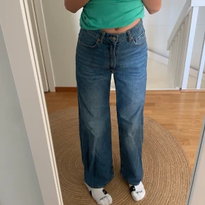 Säljer Tre olika jötte fina byxor - Säljer tre olika jätte fina byxor, för att dme inte har kommit till användning byxor nmr 1. e från HM och säljer för 110kr. Byxor nmr 2 är från stradivarius och säljer för 130kr och byxor nmr 3 är från pull and bear och säljer för 130kr. (Pris kan diskuteras på alla tre jeans) köparen står för draken som är mellan 69-79kr kom prov för fler bilder eller frågor