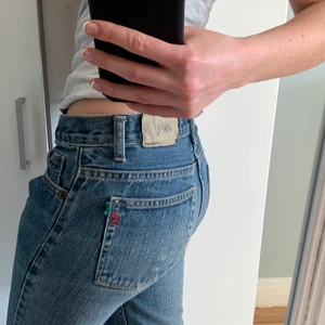 Lågmidjade Jeans - Ascoola low/mid rise jeansen som är raka/utsvängda. Köpta second hand. Bra skick inga tecken på användning, förutom att knappen är lite lös. Passar mig som vanligtvis har S, 34/36. 190+frakt är osäker på vad frakten är än så inget pris är självklart. Kom privat om frågor, mått, fler bilder eller om du e intresserad💕