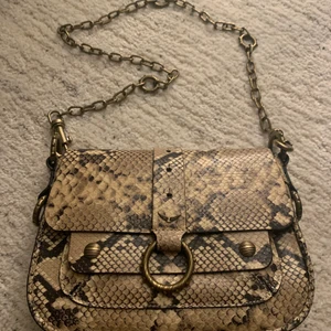 Zadig väska, nyskick (använd en gång)  - Så gott som ny kvitto från NK, finns ett ormskinn band till med som matchar väskan. 
